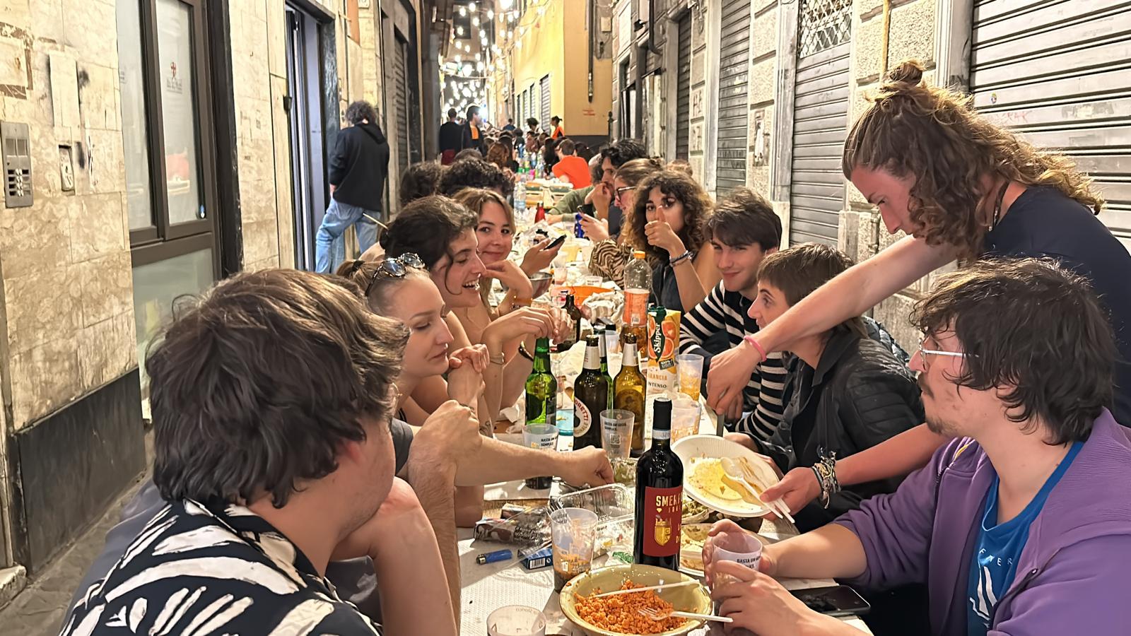 Cena Condivisa da record, fra abitanti e turisti nei vicoli 5 mila commensali
