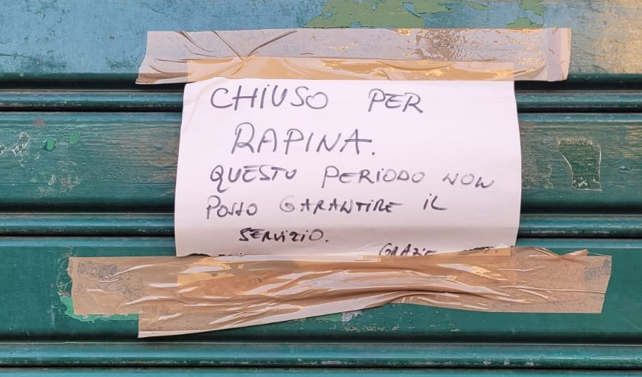 Tabaccaia chiusa per rapina: 