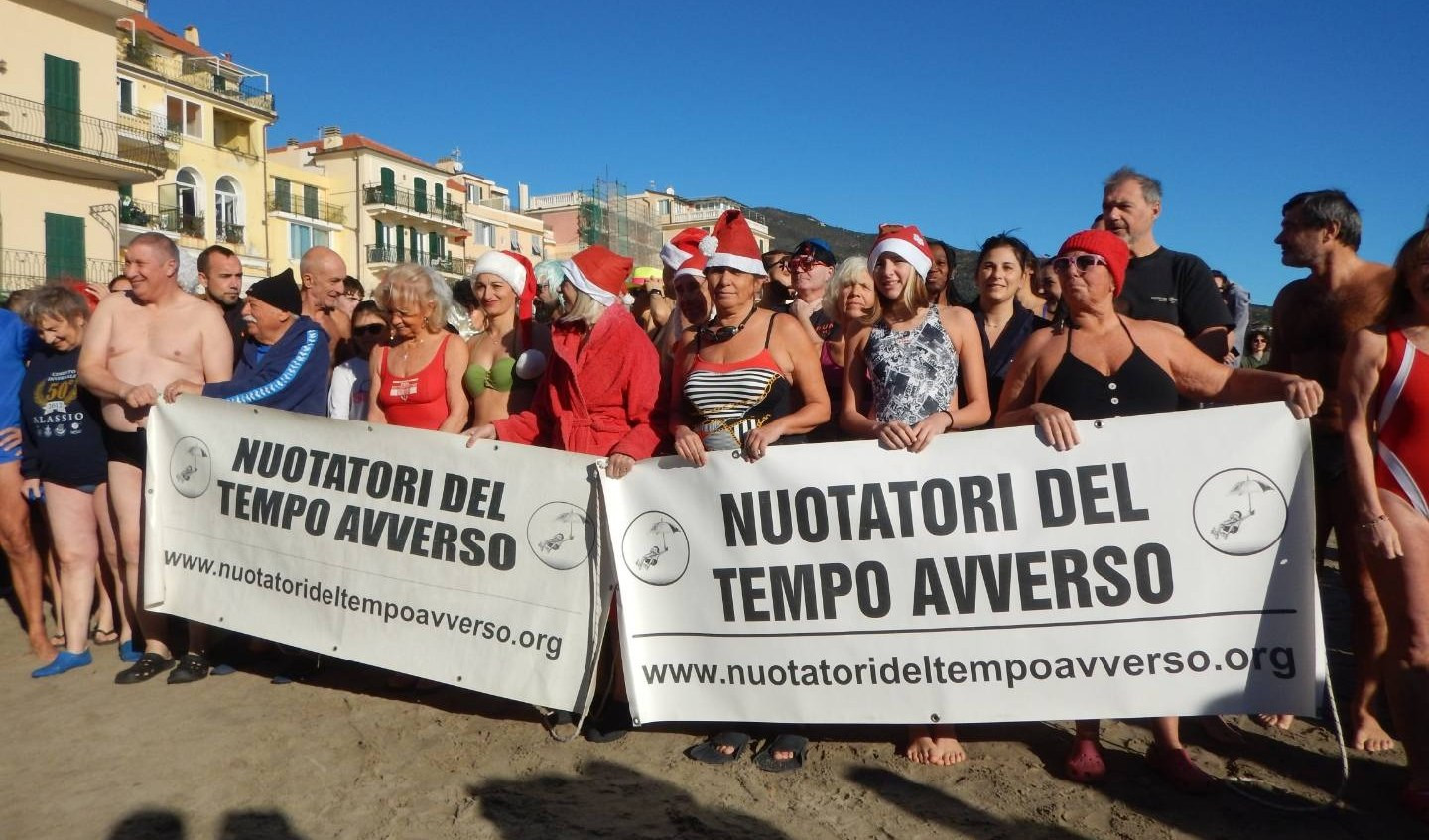 Un gruppo di bagnanti sulla spiaggia