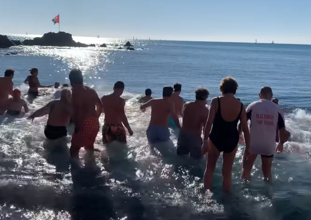 Freddo intenso e vento gelido non fermano i temerari del cimento invernale a Boccadasse