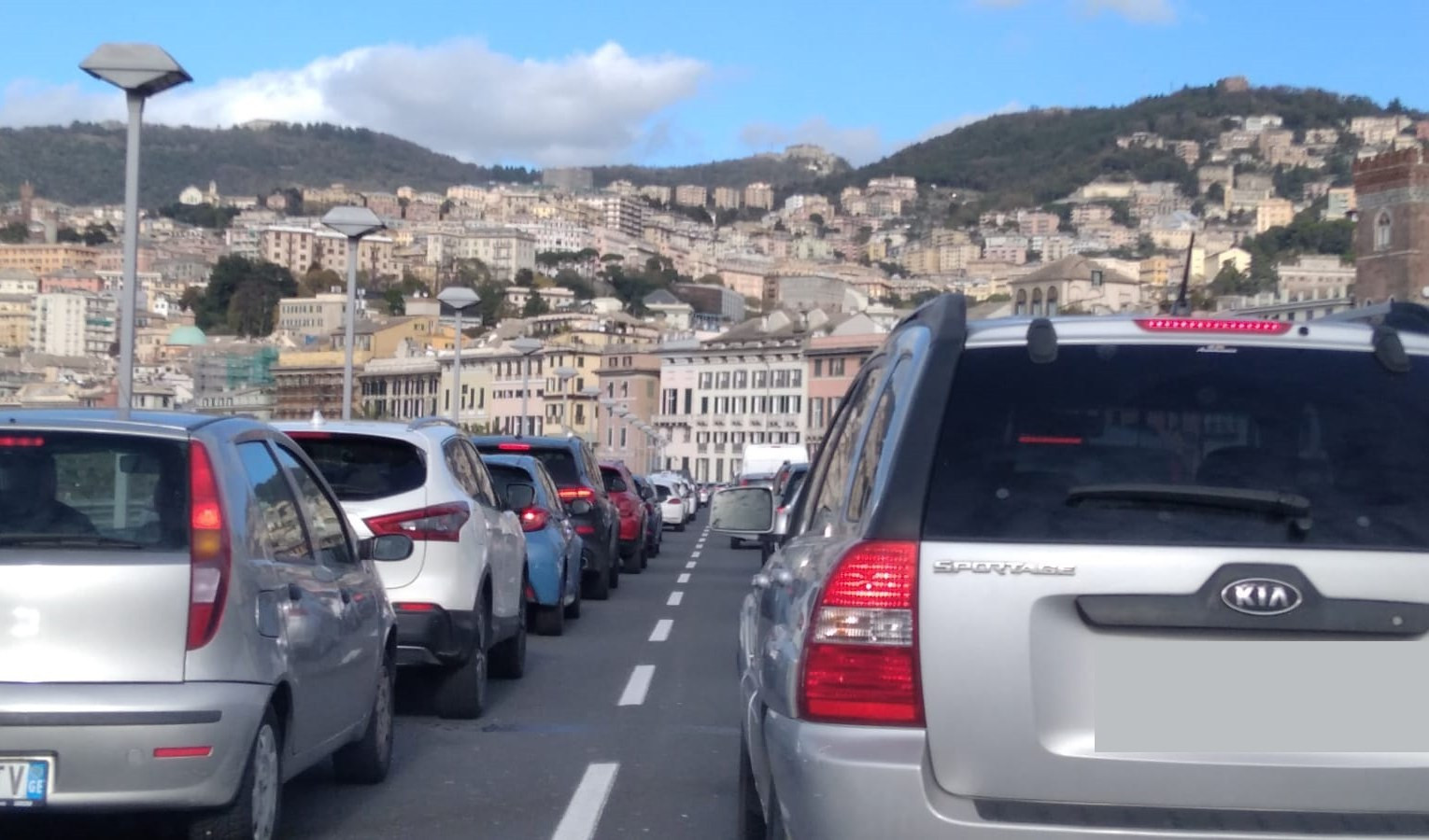 Genova, scontro auto-moto in Sopraelevata: centauro grave all'ospedale
