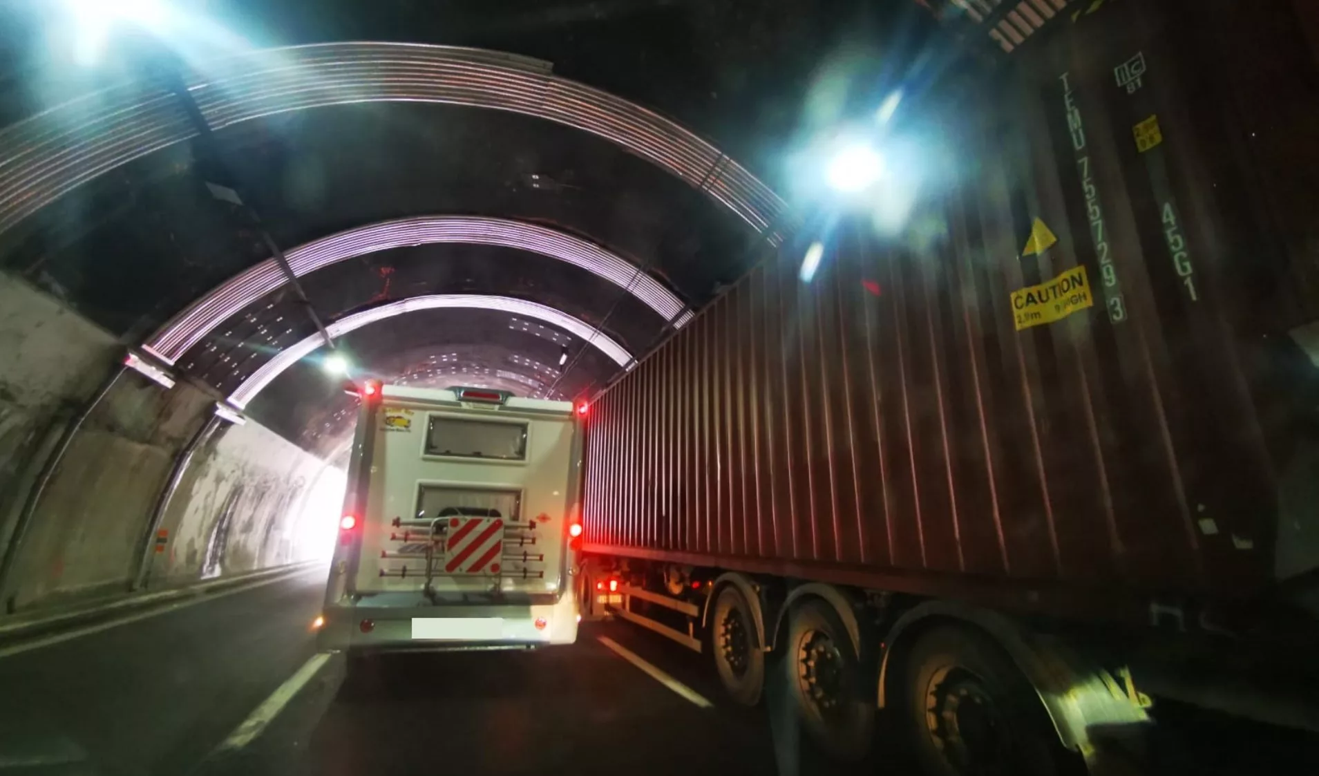 Autostrada A26, paura in galleria per una canaletta di alcuni metri sull'asfalto 