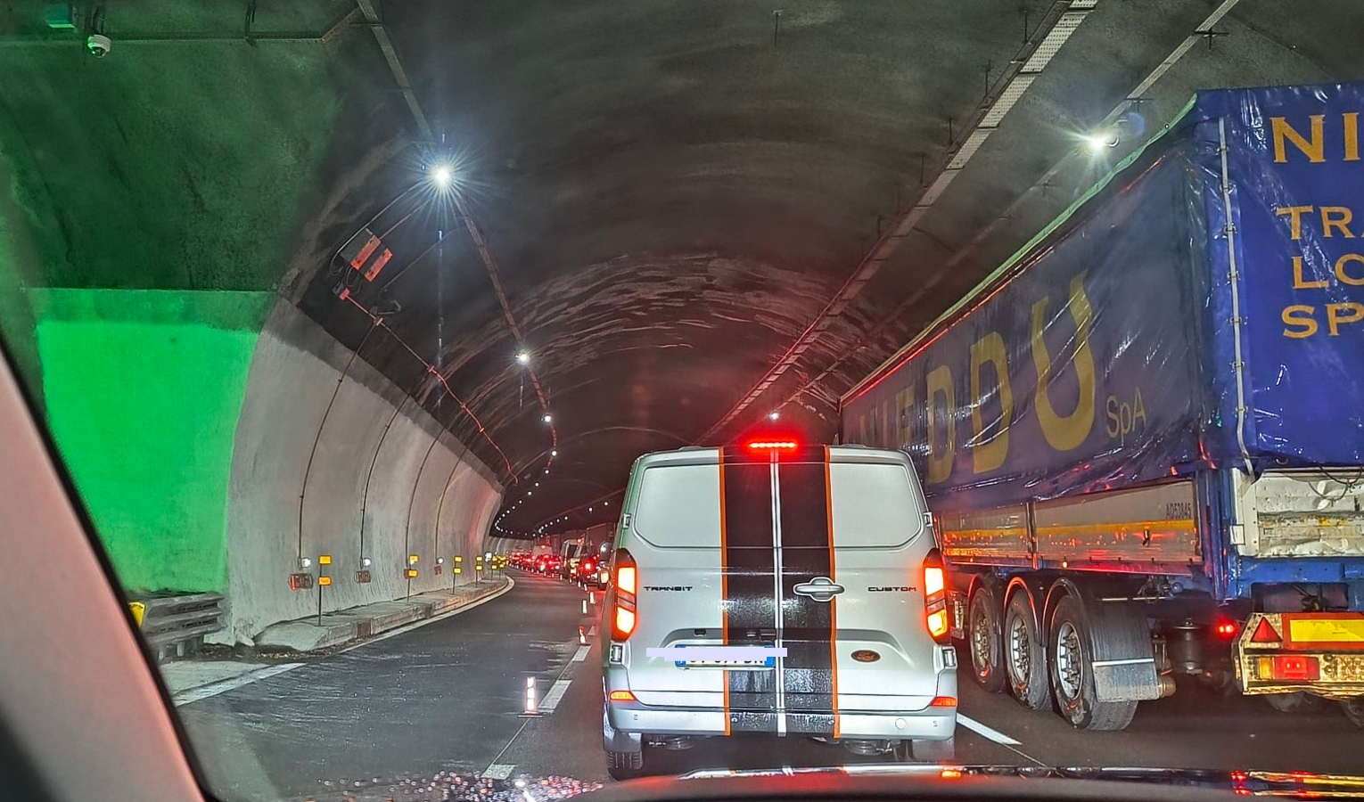Camion in fila per entrare in porto, traffico di nuovo nel caos a Ponente