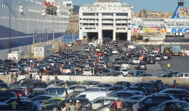 Traghetti e autostrade, tra partenze e rientri oggi e domani è bollino rosso 