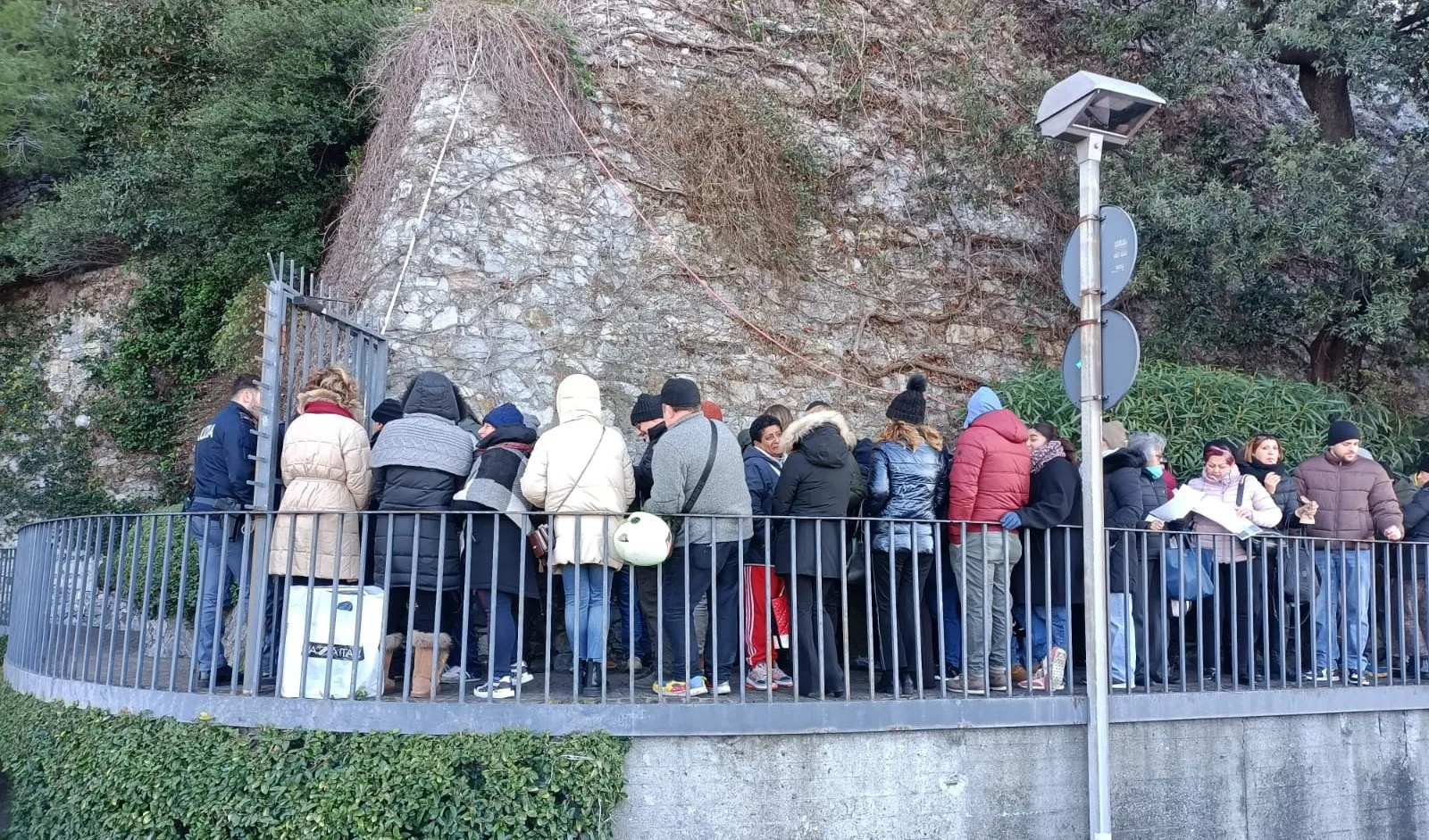 Persone in coda alla polizia