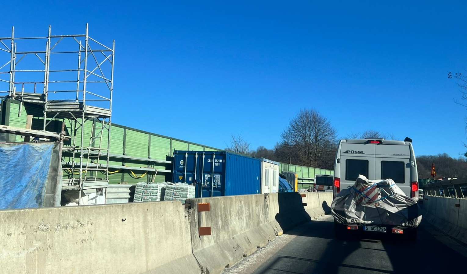 Traffico intenso con camioncino bianco in coda