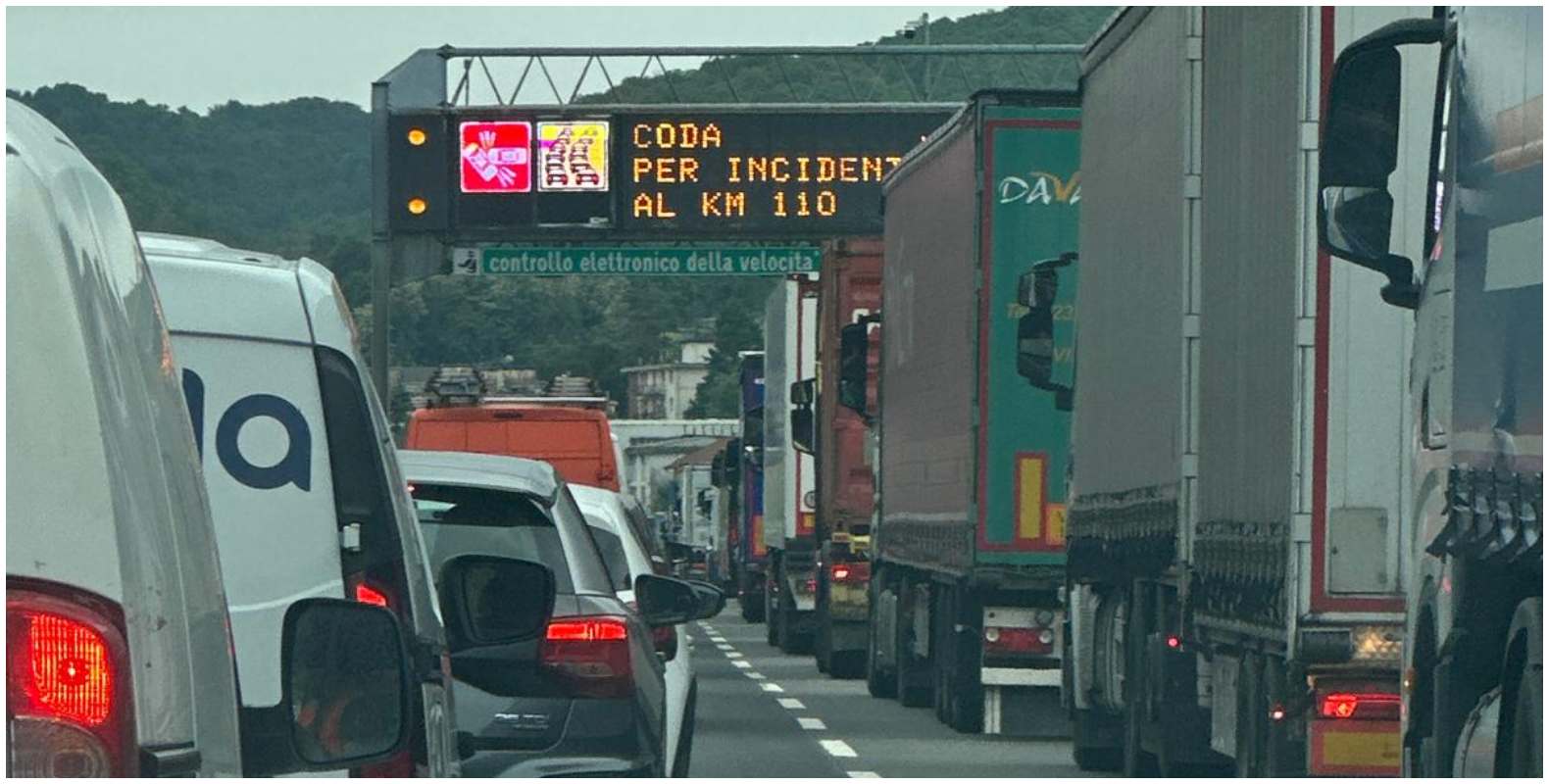 Tir in avaria e incidente bloccano autostrada, caos traffico verso Genova