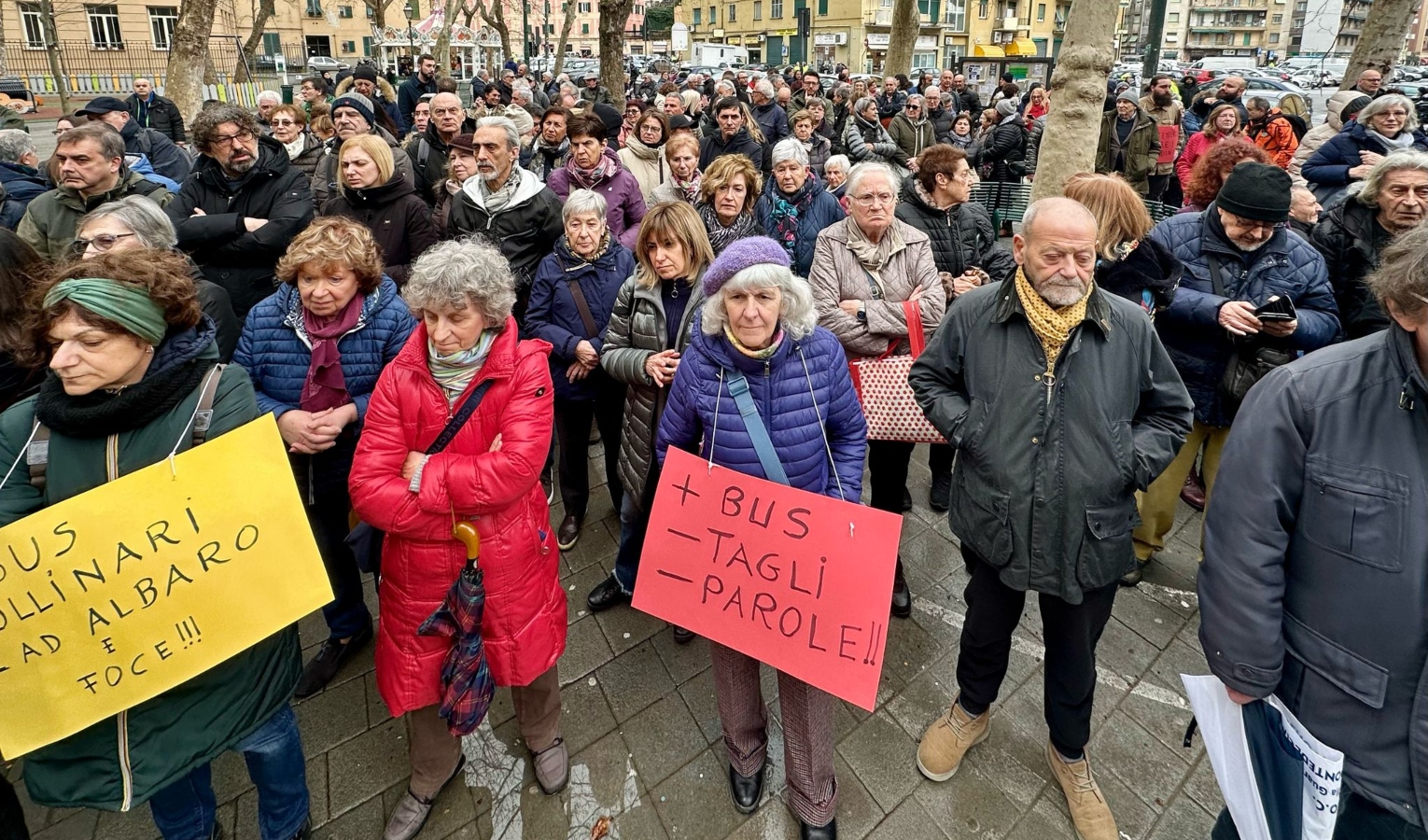 Persone in manifestazione a Marassi, quartiere di Genova