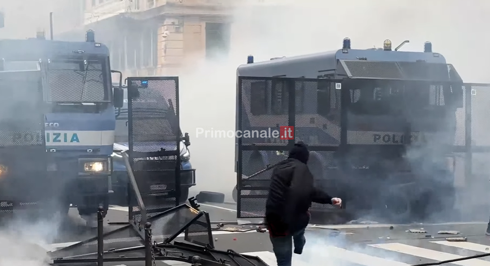 Ex-Ilva, tensioni alla Prefettura: aperta indagine per violenza a pubblico ufficiale e danneggiamento