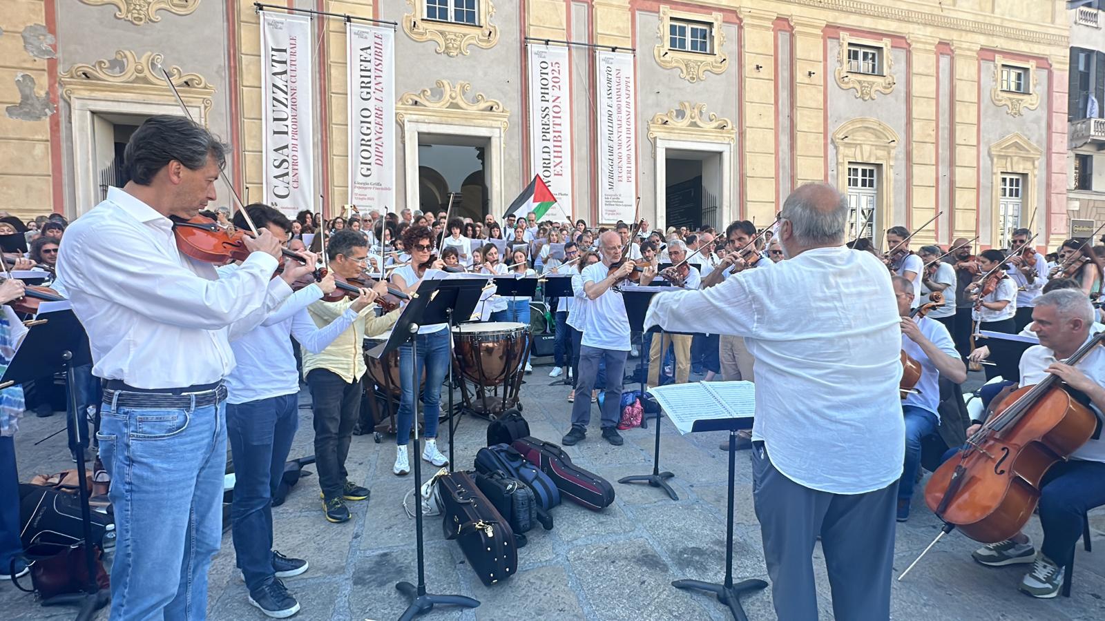 Musica contro il silenzio su Gaza: grande successo per i musicisti in piazza De Ferrari