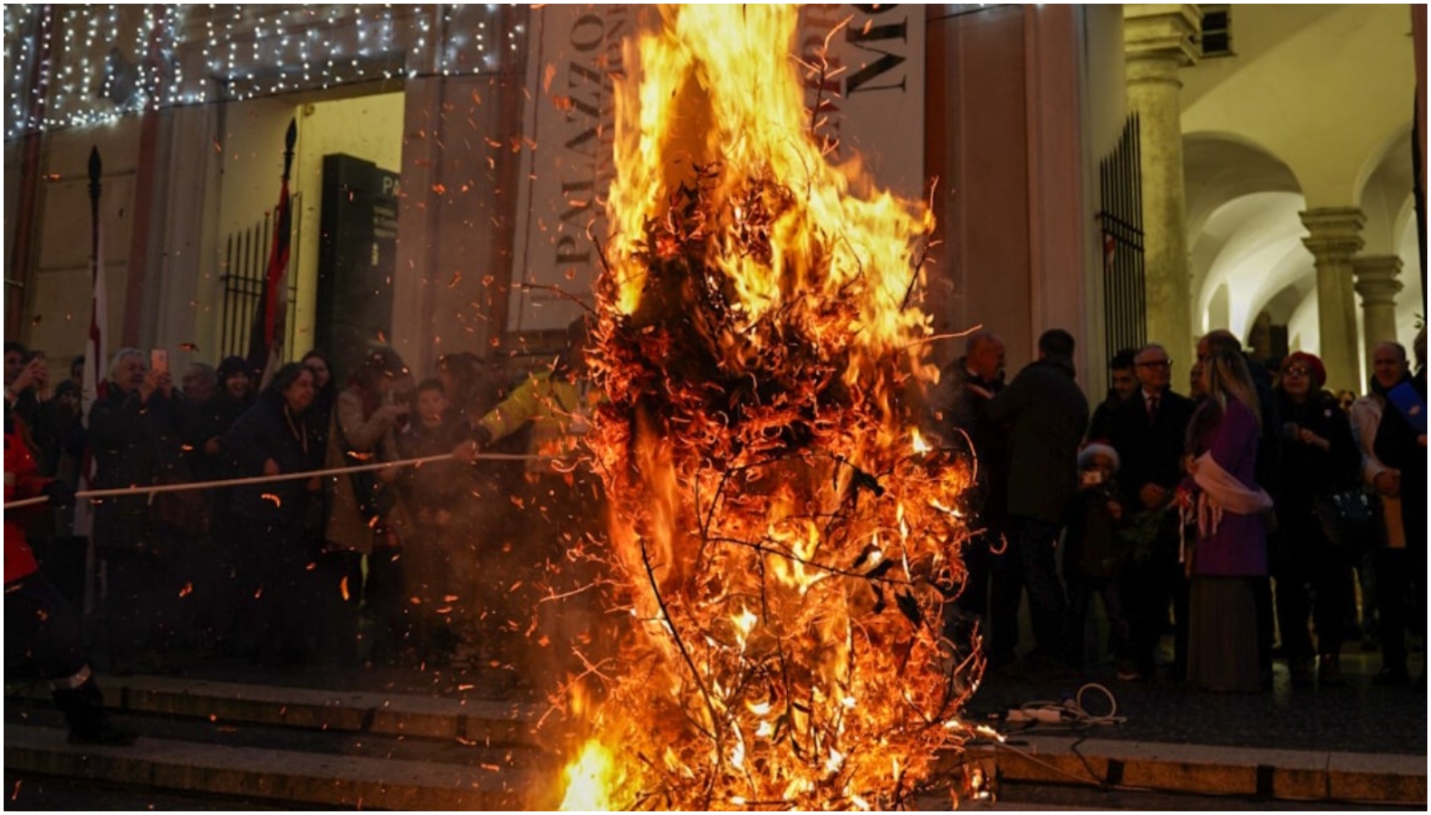 La fiamma del Confeugo è dritta: folla in piazza De Ferrari