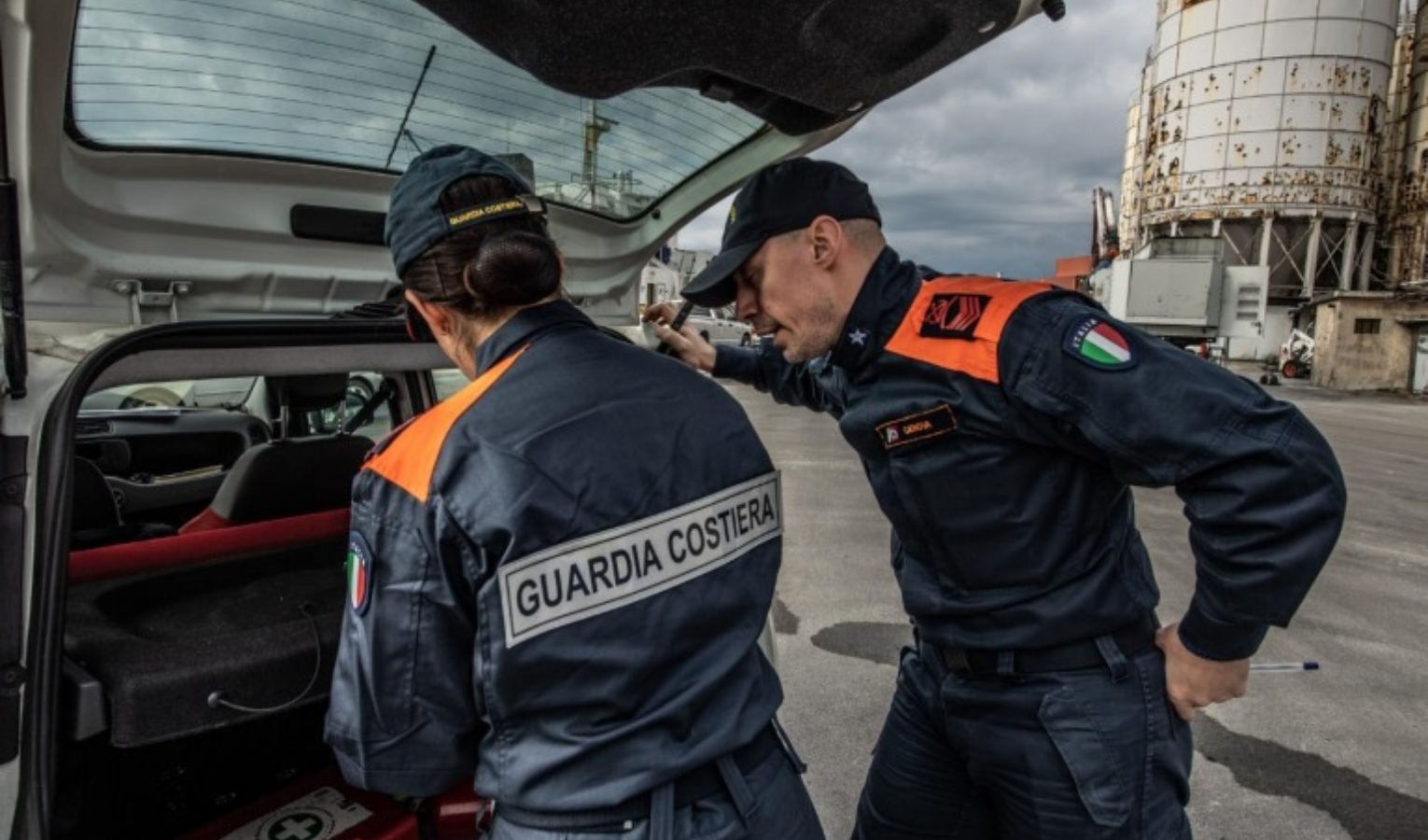 Due uomini controllano un'auto