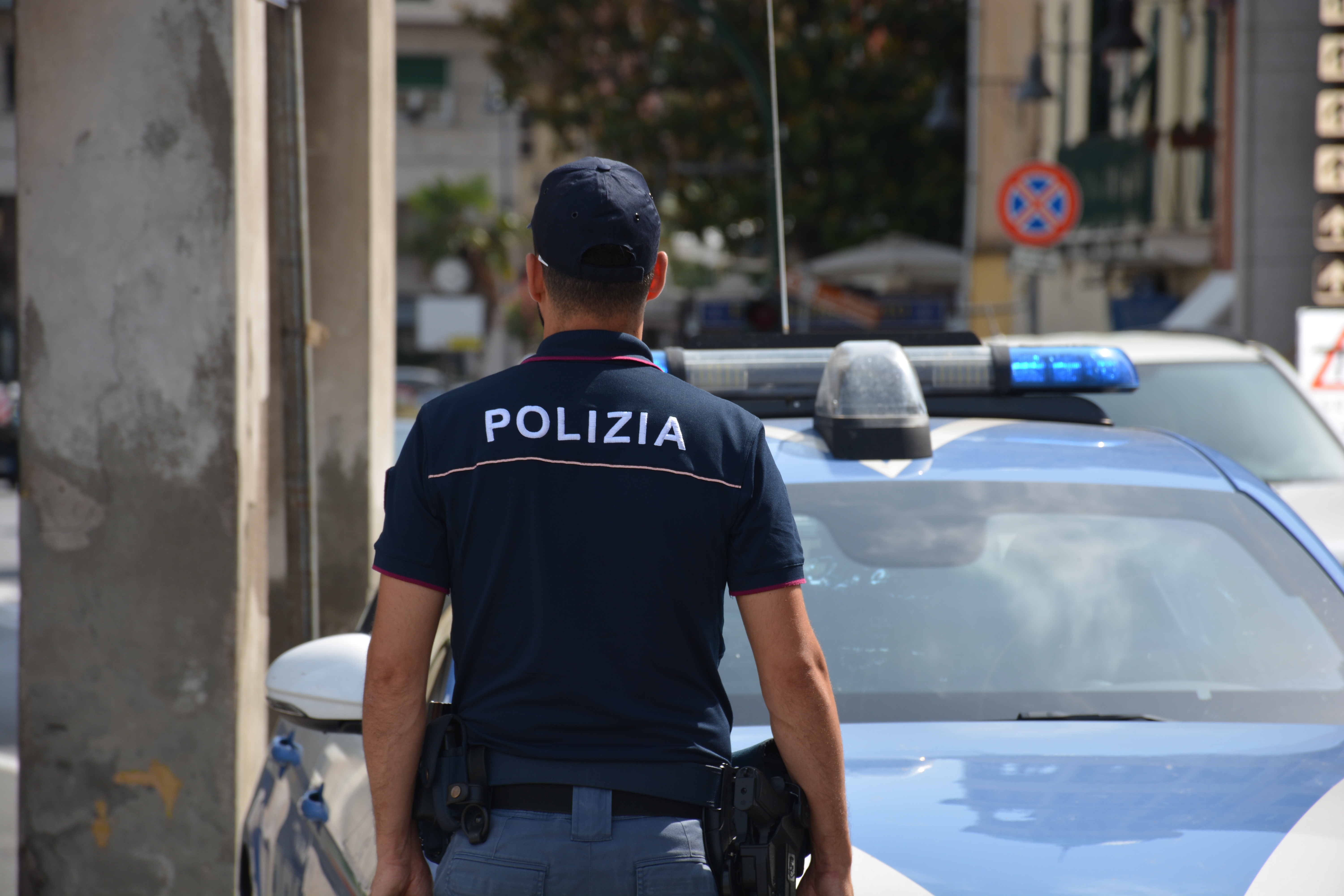 Danneggiava le auto parcheggiate, fermato dalla polizia rompe una gamba a un agente
