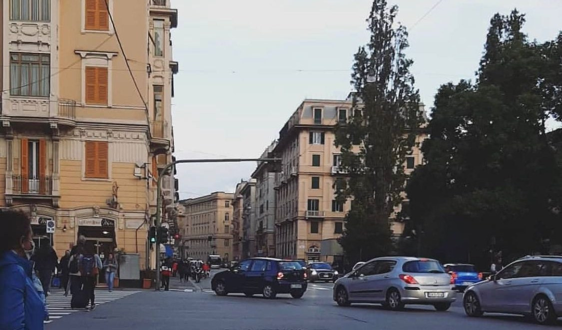 Genova, finisce con l'auto contro pilone della fornice di corso Sardegna: grave all'ospedale