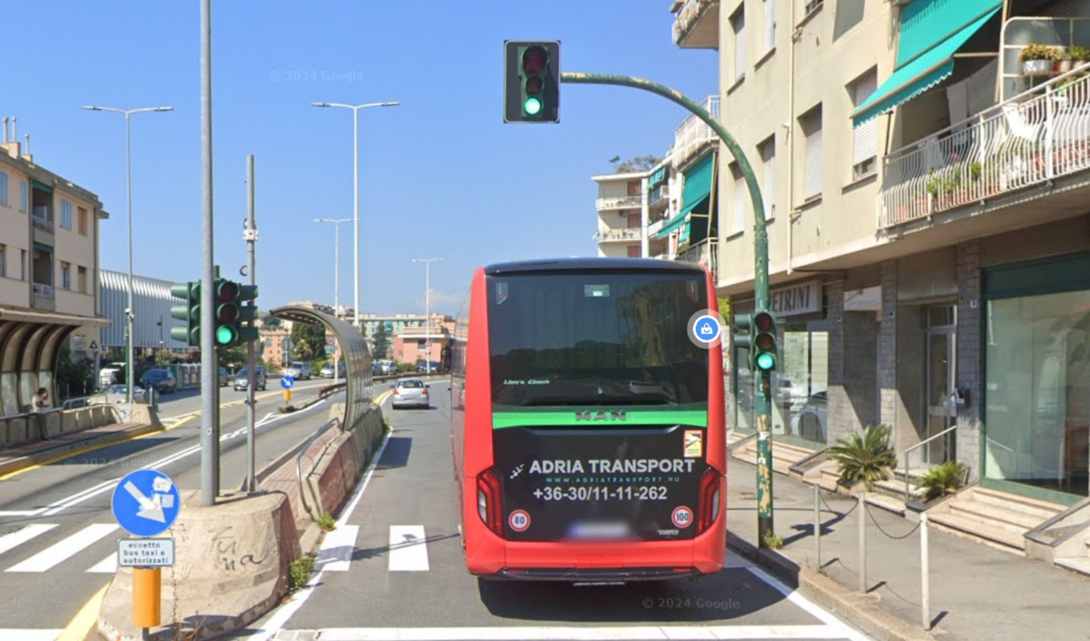 Genova, perde il controllo dell’auto e abbatte semaforo in corso Europa