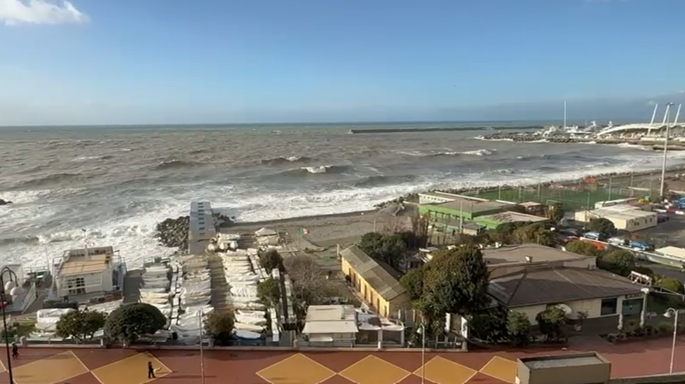 Mareggiata a Genova, le immagini da corso Italia