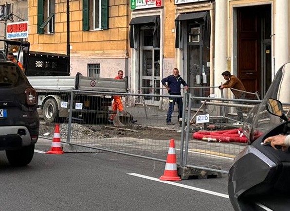 Genova, esplode tubatura in corso Sardegna: chiuse due corsie