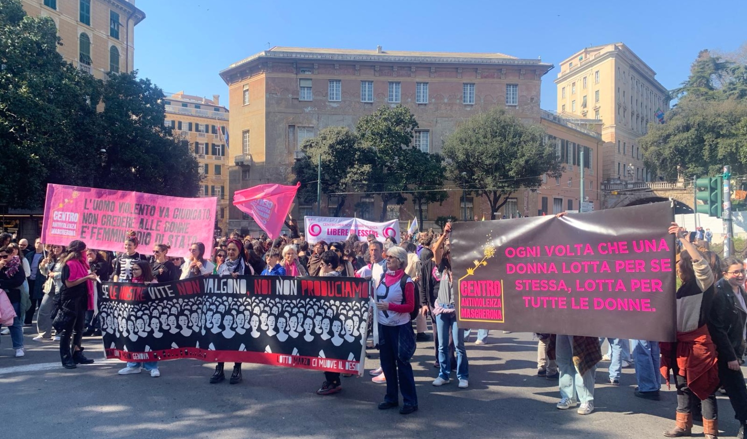 Violenze sulle donne in aumento, in migliaia in piazza a Genova: 