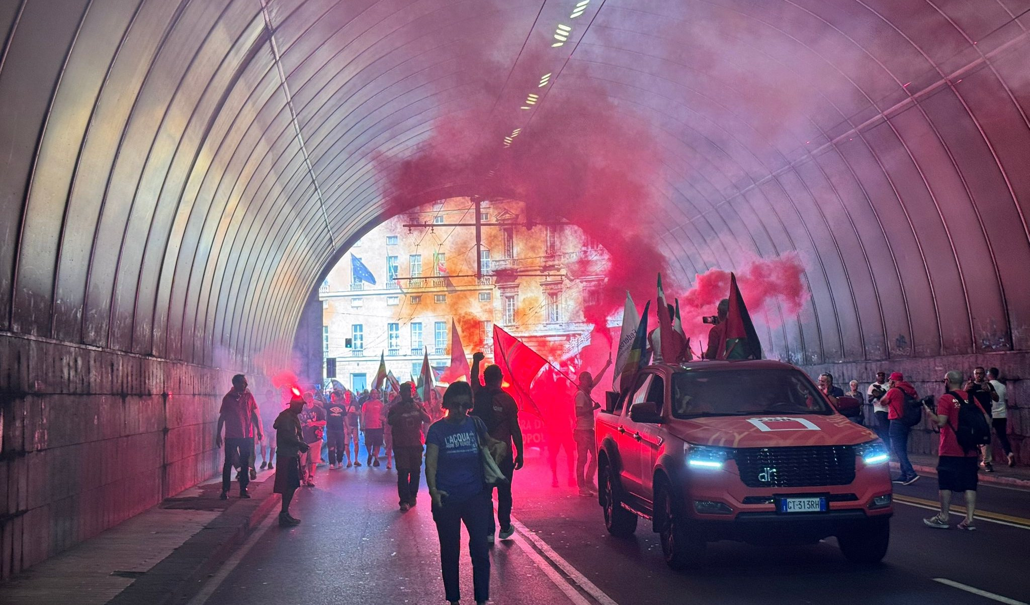 Otto ore di sciopero per Gaza a Genova, in cinquemila da Cornigliano alla Prefettura per dire