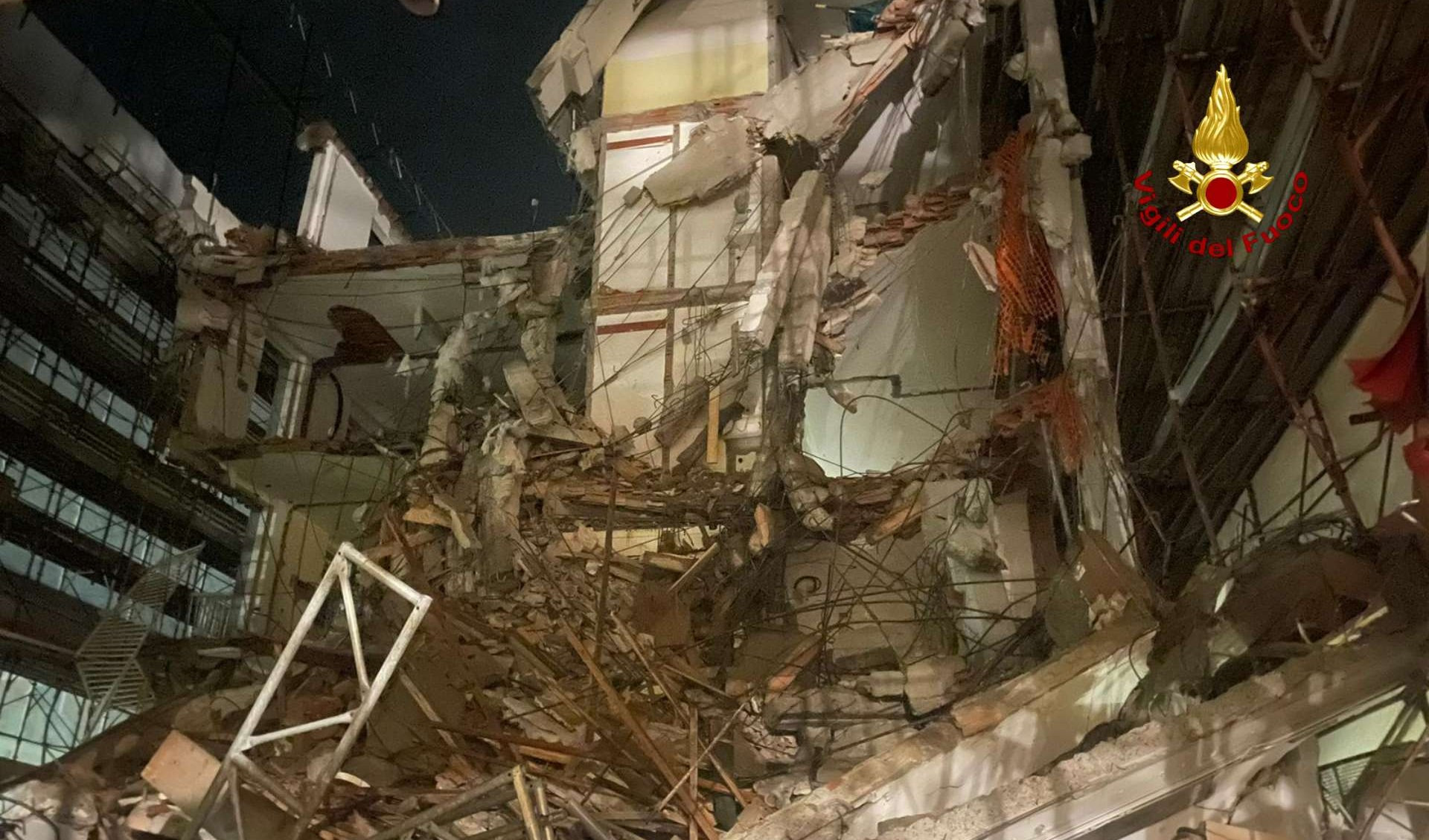 Moneglia, notte di paura: crolla ala di hotel in ristrutturazione