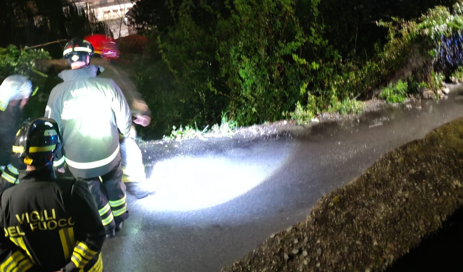 Fegino, muraglione crolla e trancia tubo dell'acqua: grossa perdita e strada chiusa