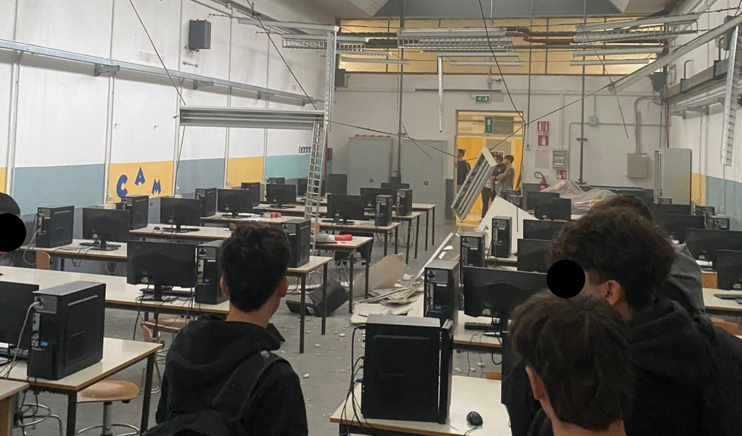 Crollo del soffitto in classe alla Spezia: 400 studenti protestano in piazza