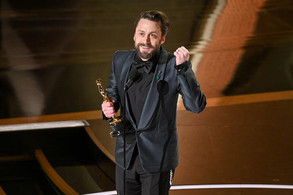 Un uomo con l'Oscar in mano