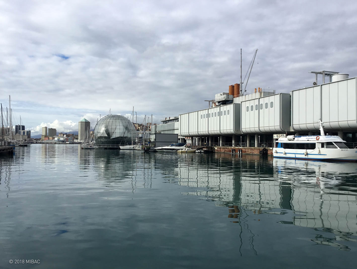 Prima prova a vendergli un braccialetto, poi gli ruba il cellulare: arrestato