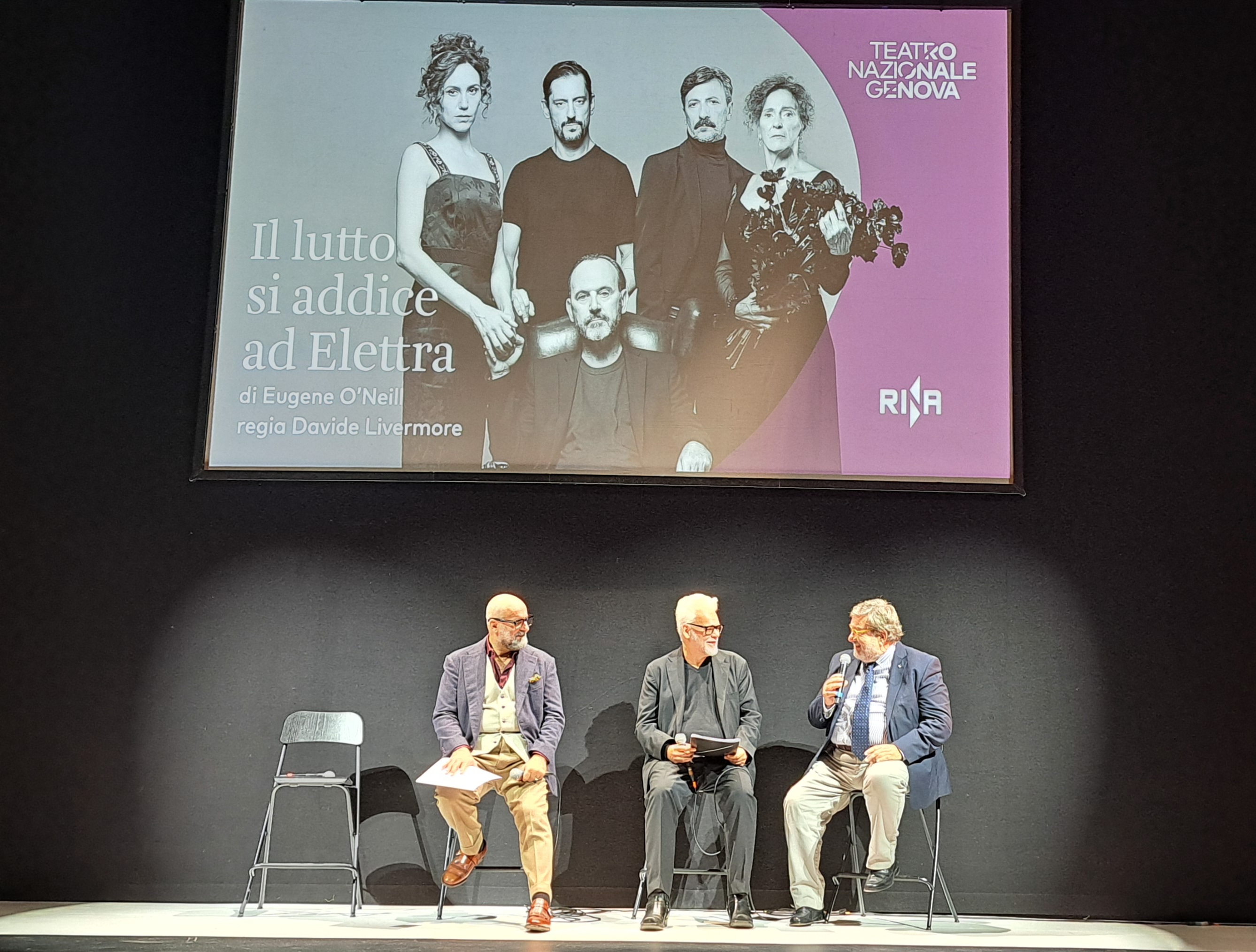 Un feretro e attrezzi scenici, Asef contribuisce allo spettacolo