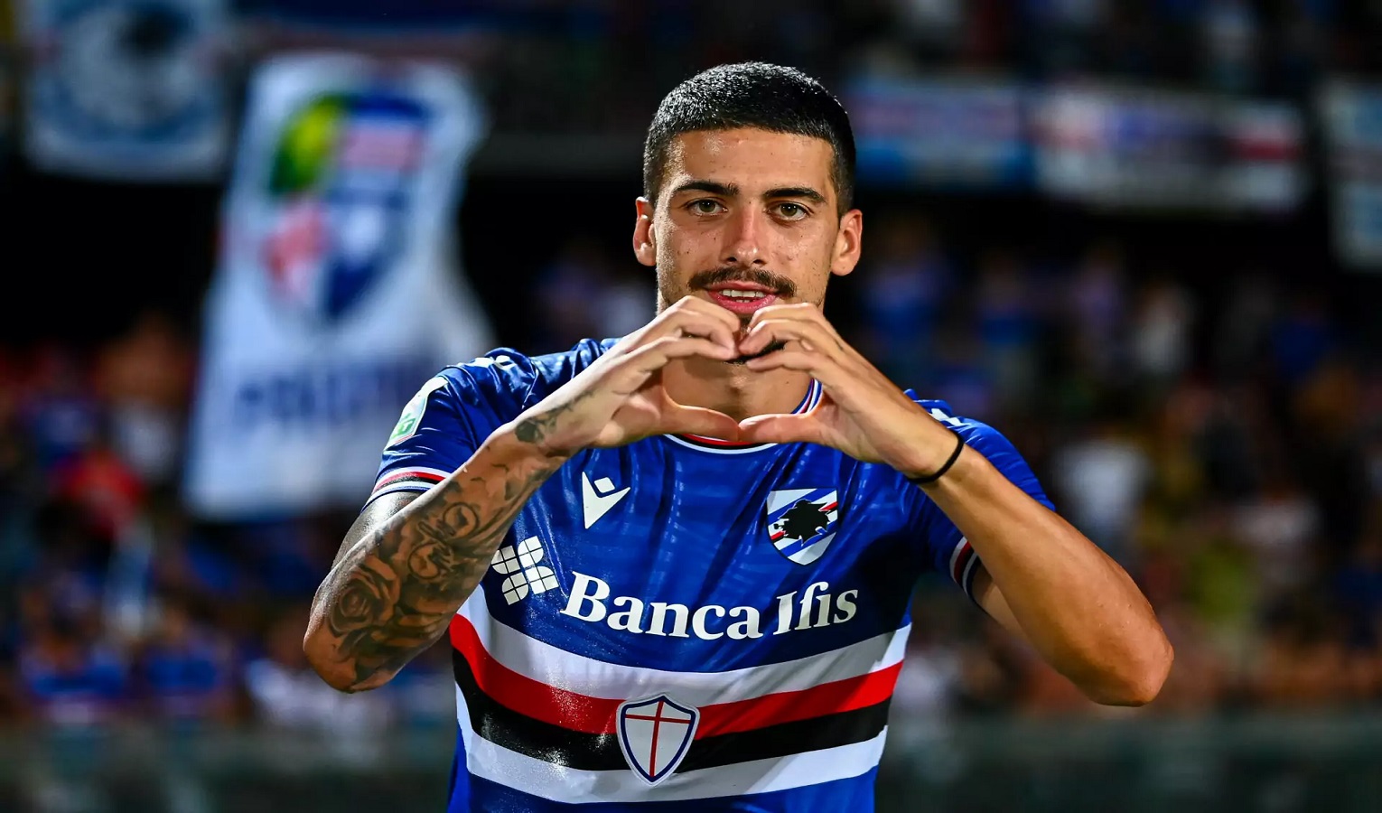 Un calciatore della Sampdoria esulta facendo il segno del cuore