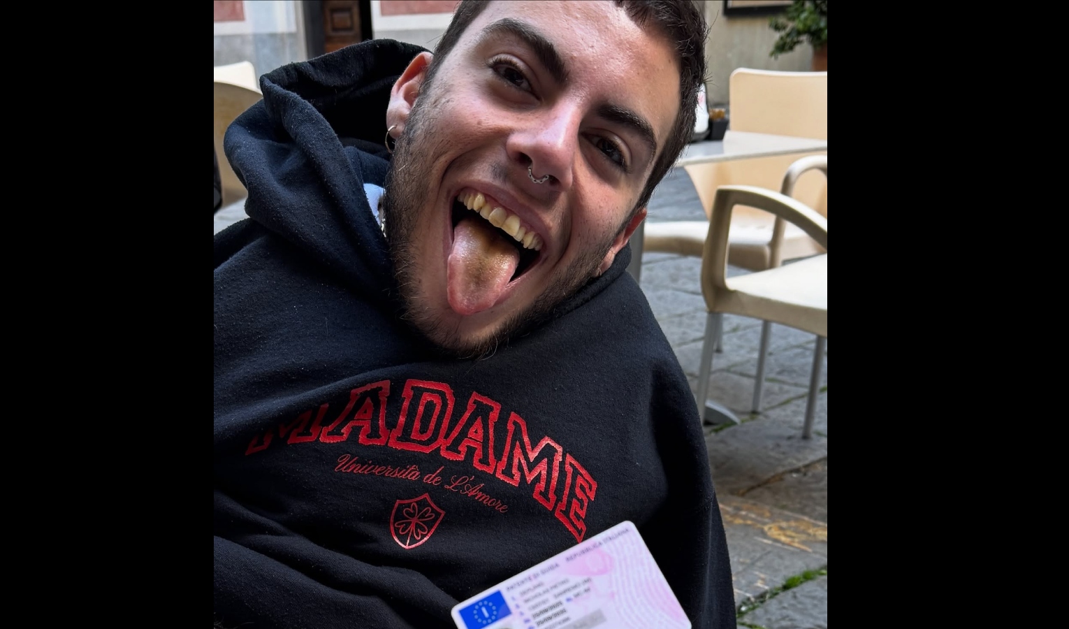 Nicholas, il disabile senza gli arti superiori che ha superato l'esame di guida