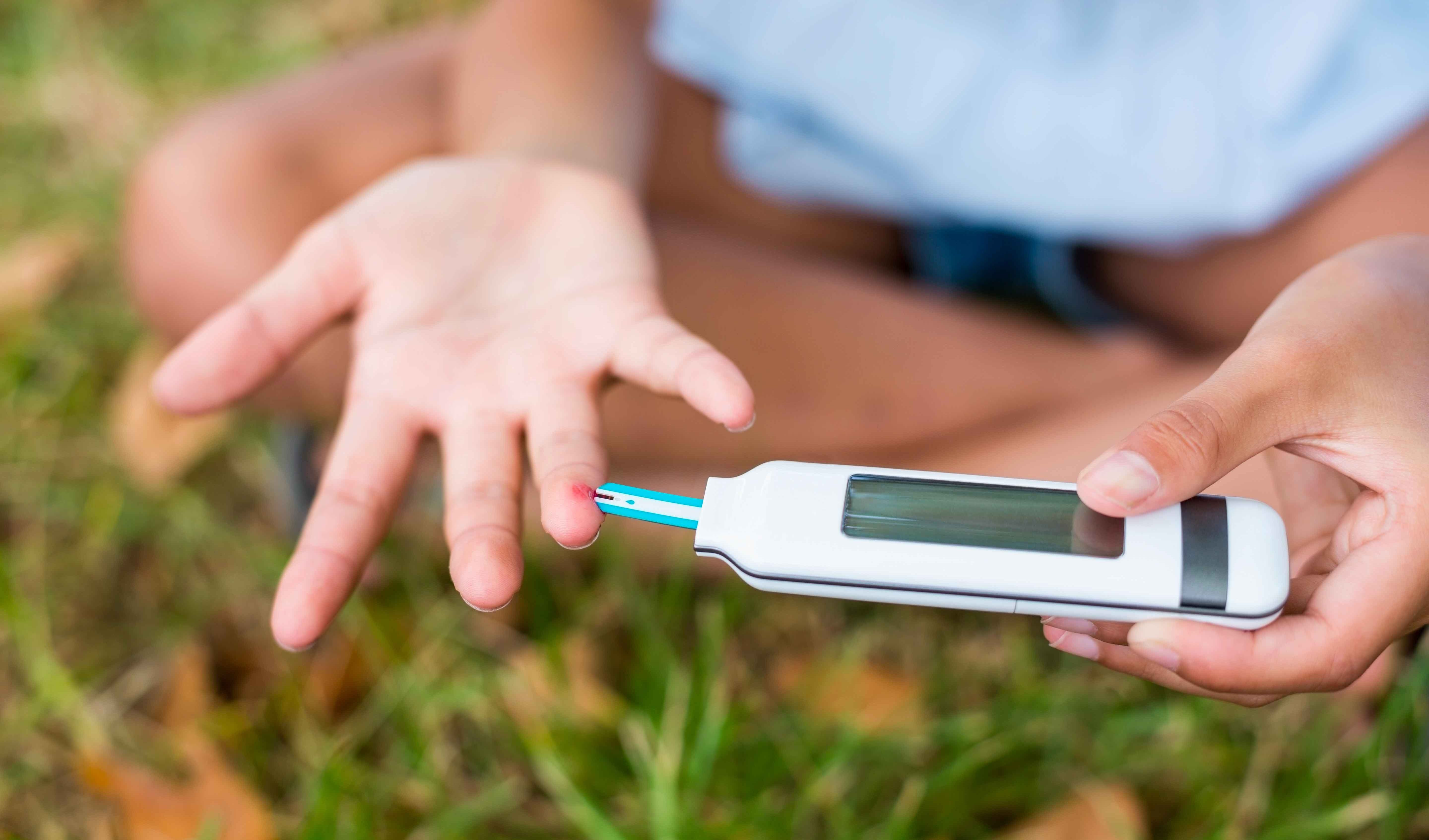 Esame del sangue sul dito di una mano per misurare il diabete