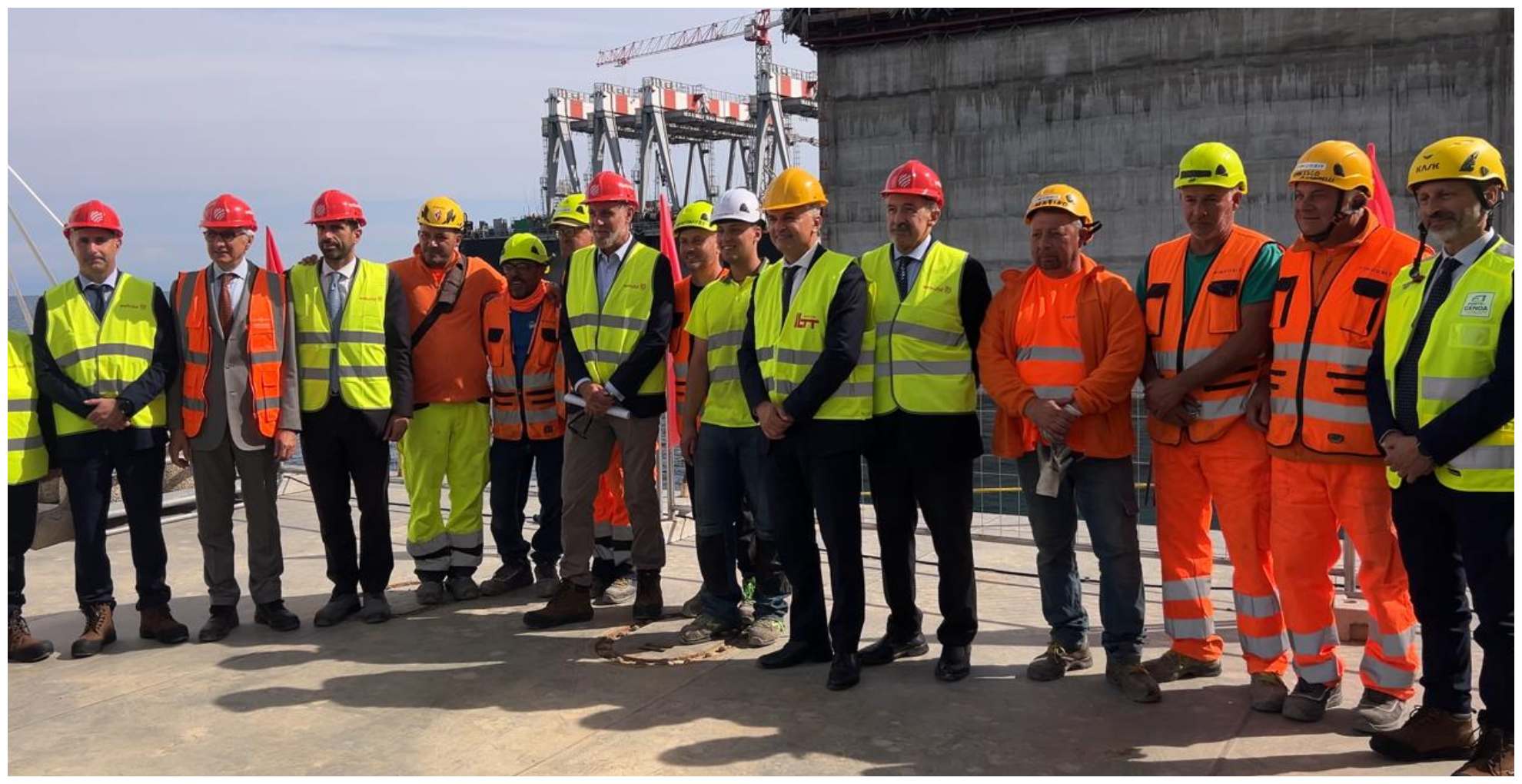 Diga, il nostro giro in mare e nella fabbrica dei cassoni di Vado