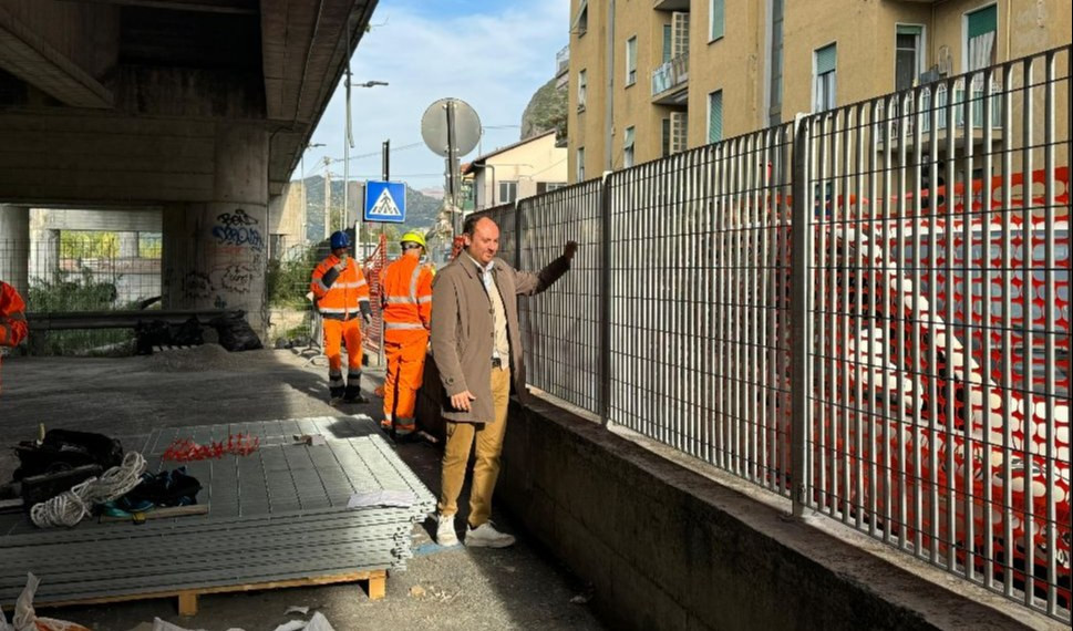 Ventimiglia, reti metalliche nell'ex area park-bivacco, abusiva, in via Tenda