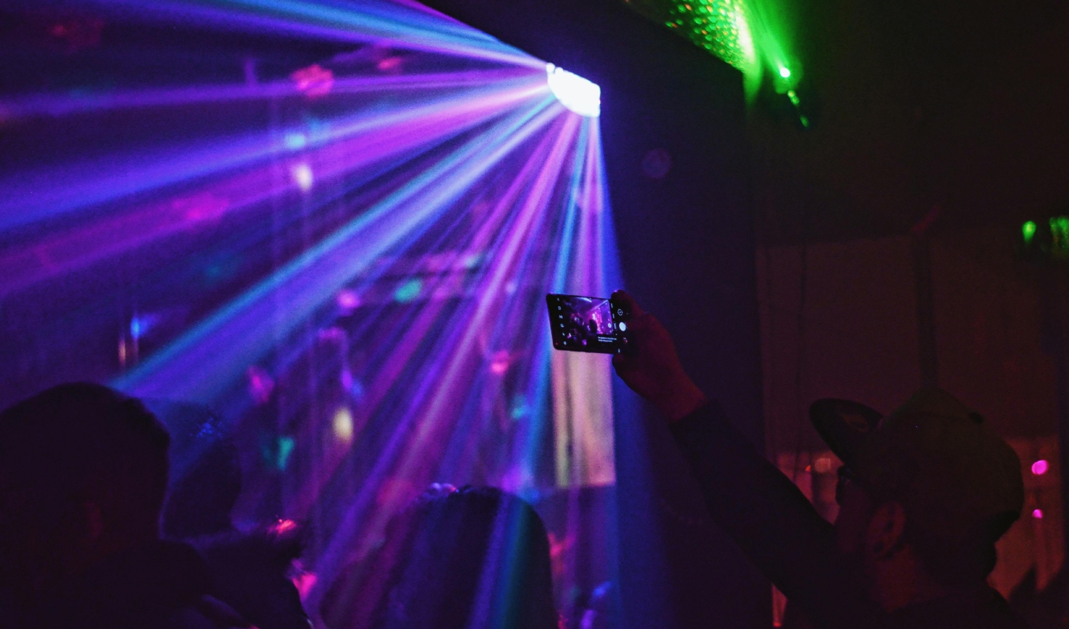 Malamovida, sequestrata discoteca sovraffollata e insicura: 800 persone invece di 200