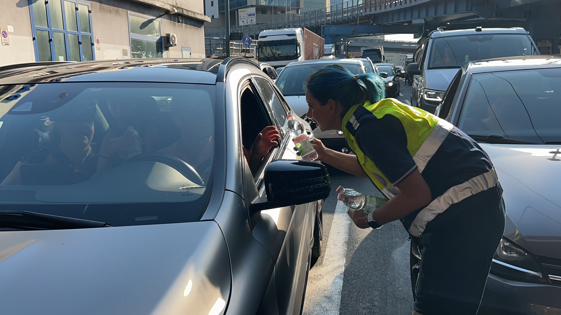 Caos traffico per imbarco traghetti: partenze ritardate per aspettare i viaggiatori ancora in coda