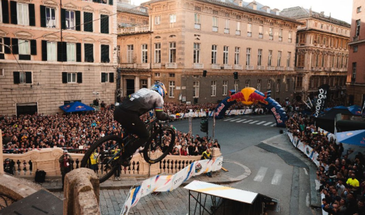 Red Bull Cerro Abajo, l'urban downhill incanta i genovesi