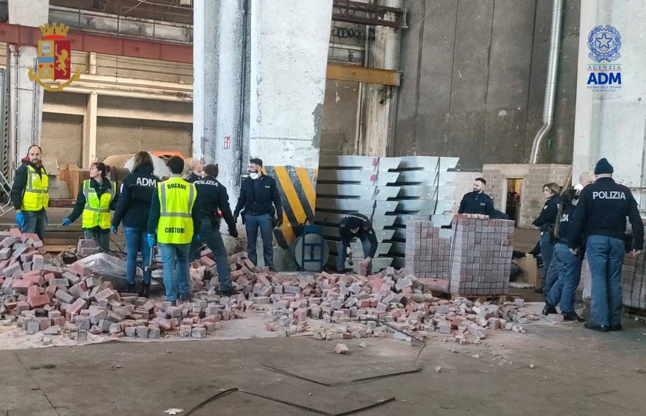 Eroina nei mattoni, sequestrati 140 chili di droga nel porto di Genova