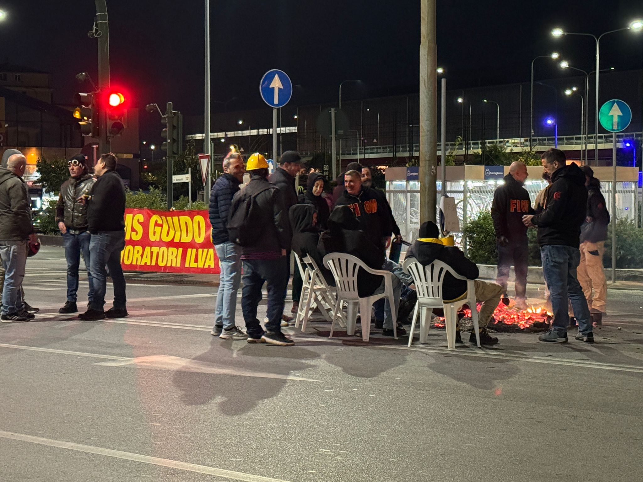 Ex Ilva, secondo giorno di presidio a oltranza. Il grido dei lavoratori: