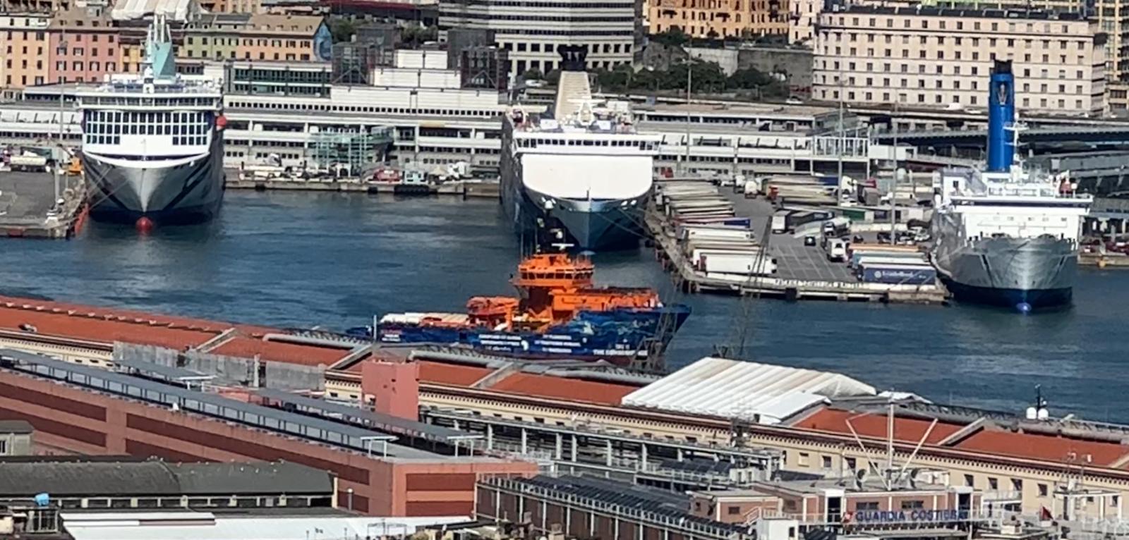 Nave Solidaire: sbarcati a Genova 263 migranti, 67 sono minori