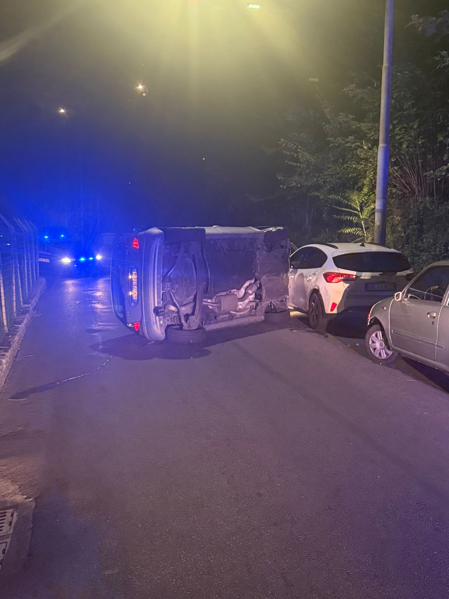 Ruba una Mercedes, si ribalta e scappa a piedi. É caccia all’uomo