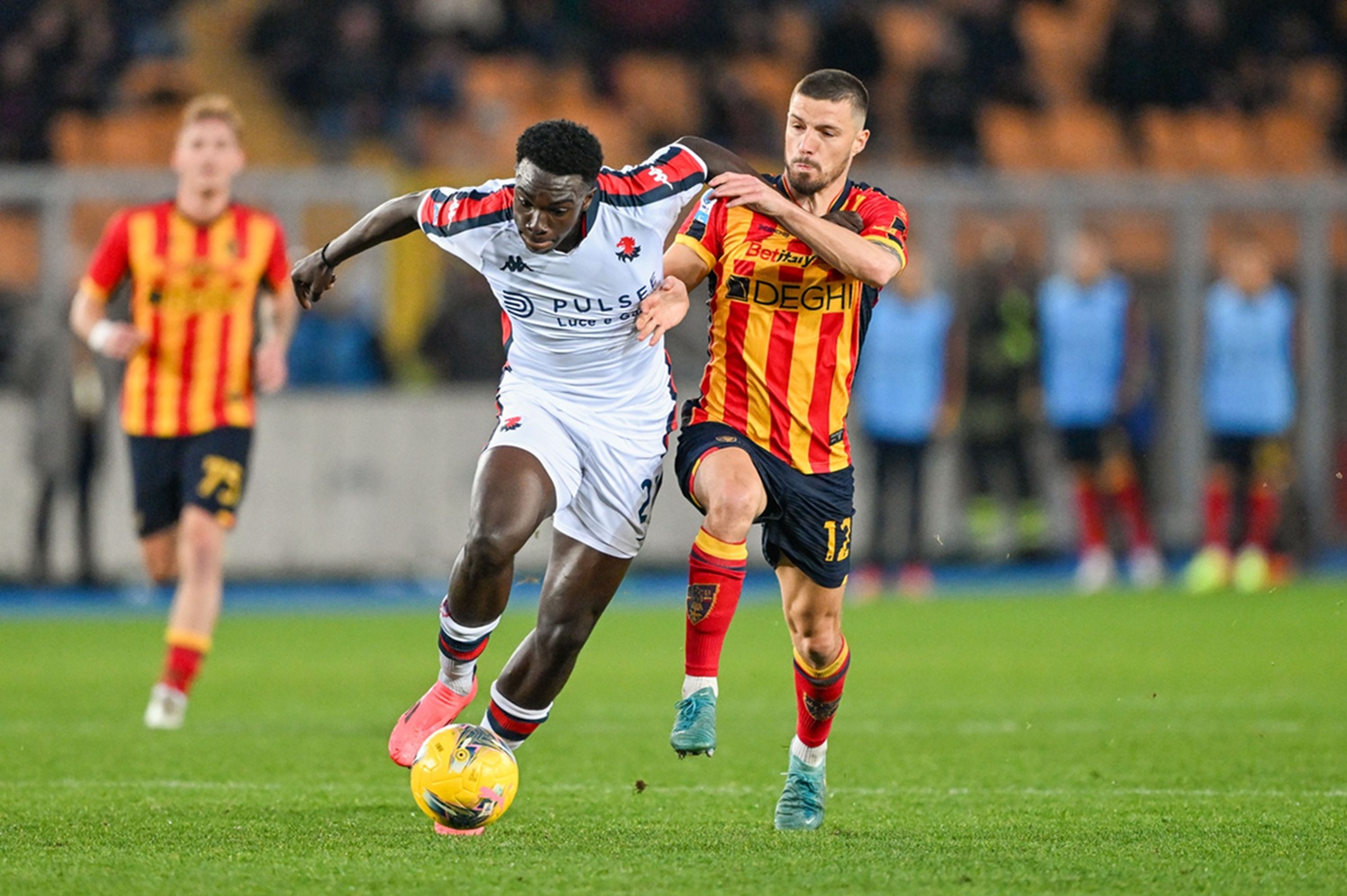 Ekhator in azione durante Lecce-Genoa