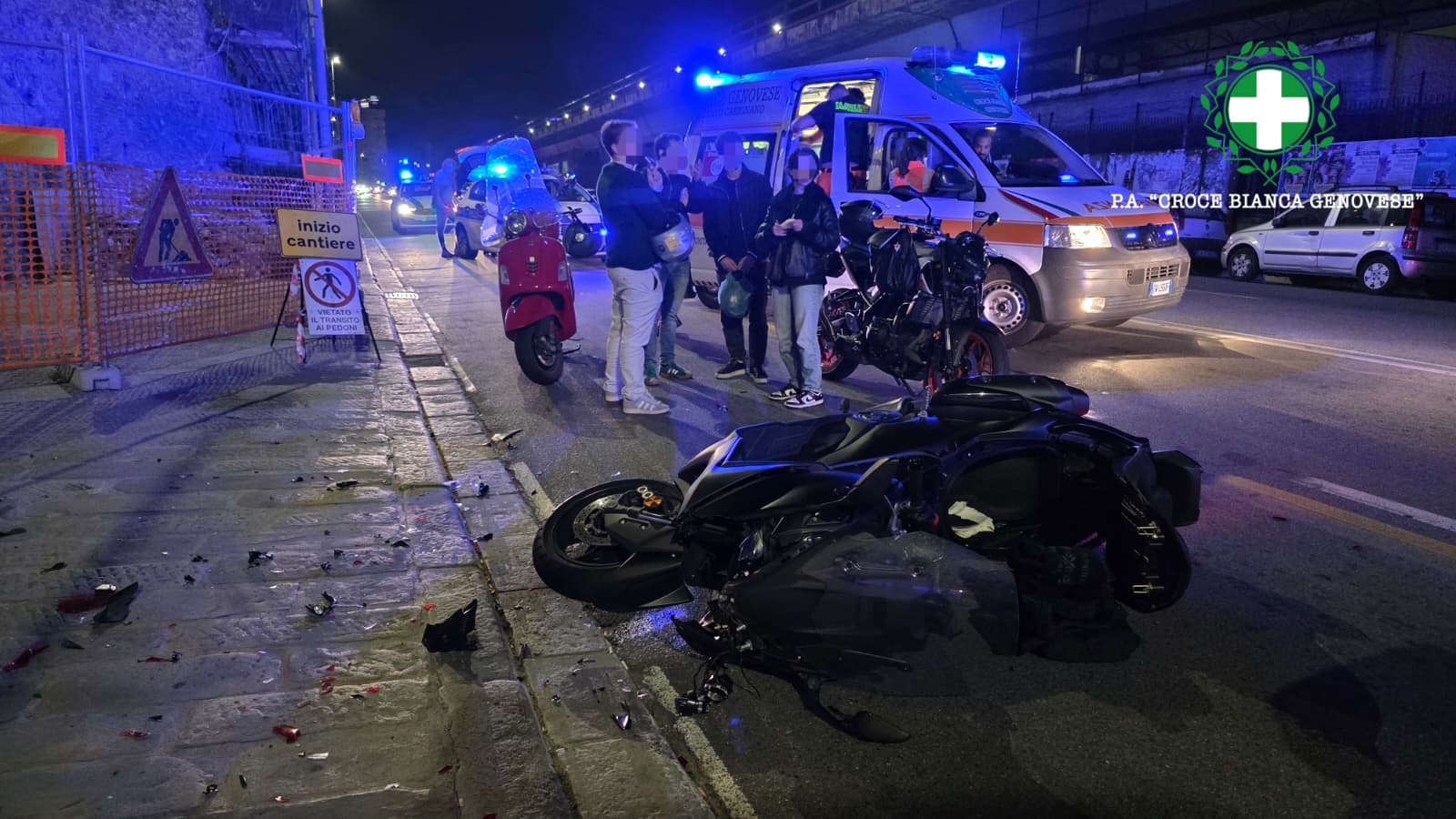 Auto fa manovra illegale in corso Quadrio e travolge uno scooter: due persone all'ospedale