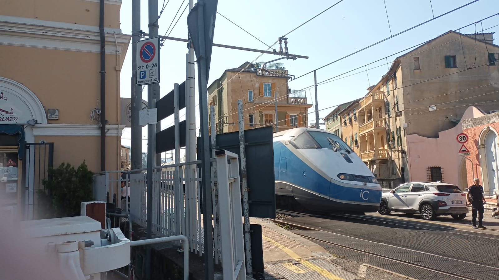 Auto bloccata al passaggio al livello a Bogliasco, treni in ritardo verso Genova