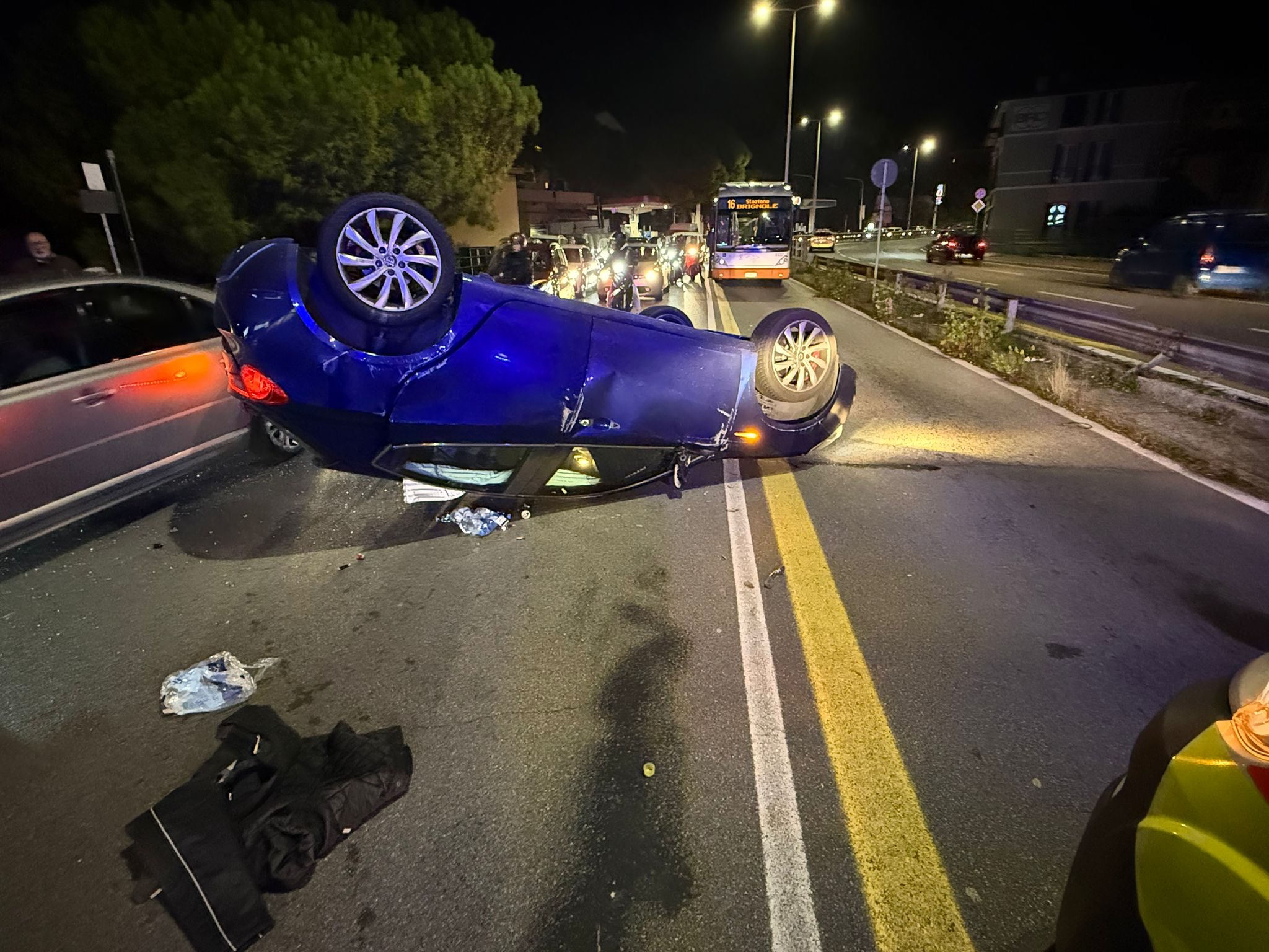 Auto cappotta in corso Europa, un ferito e tre mezzi posteggiati colpiti
