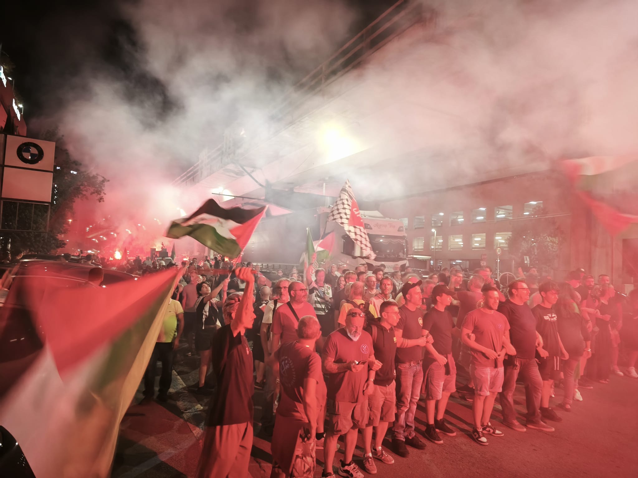 Genova, batte il cuore per Gaza: migliaia in corteo, così gli aiuti possono salpare