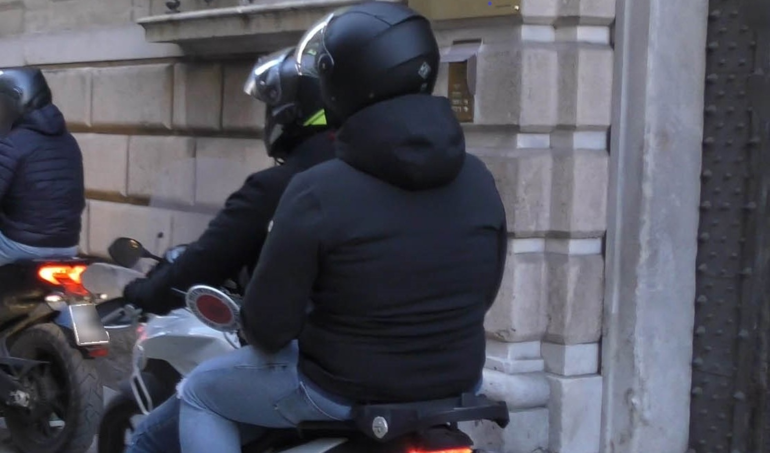 Due uomini a bordo di una moto