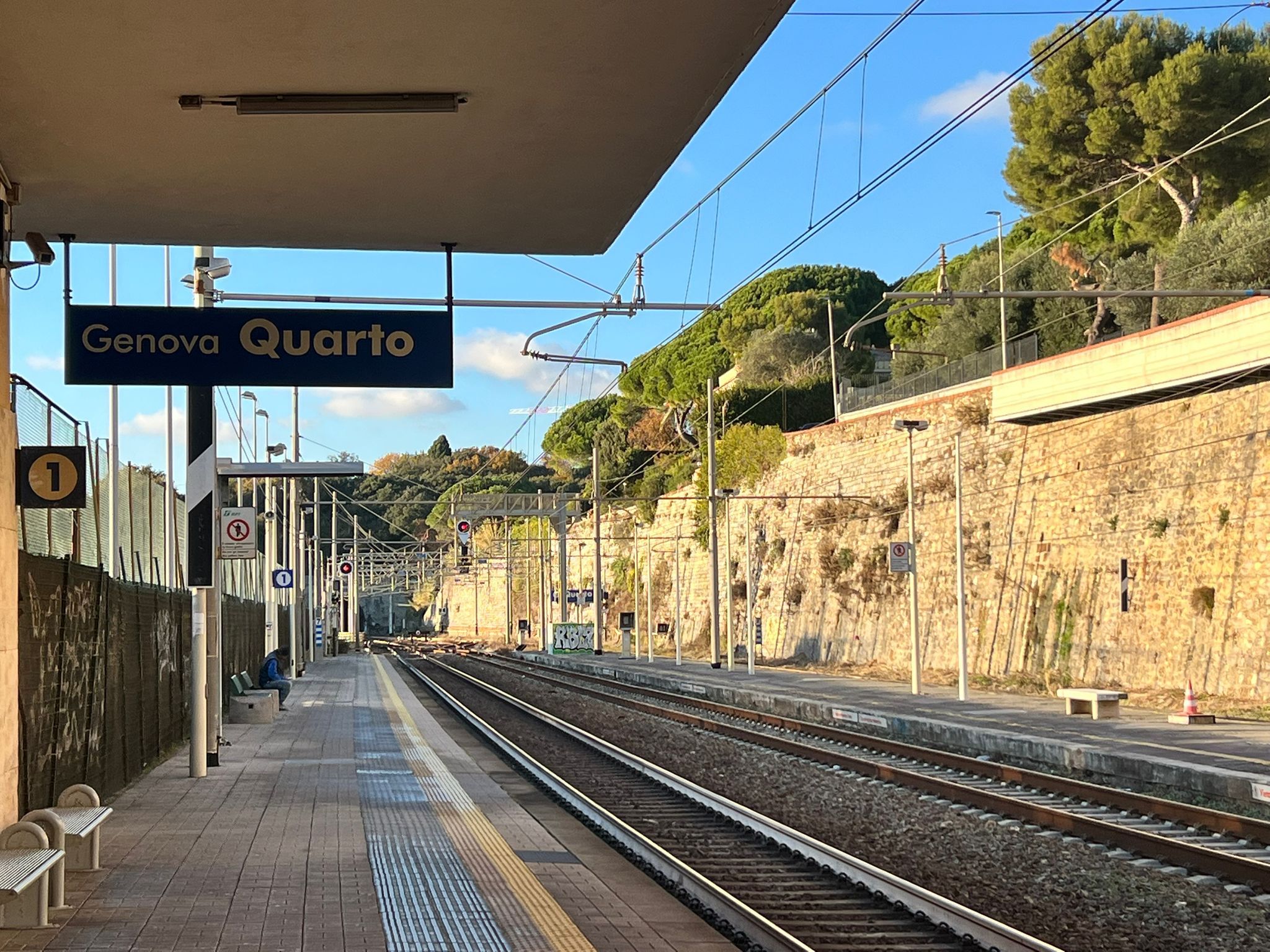 Stazione di Quarto, morta una donna investita sui binari. Circolazione treni bloccata per ore