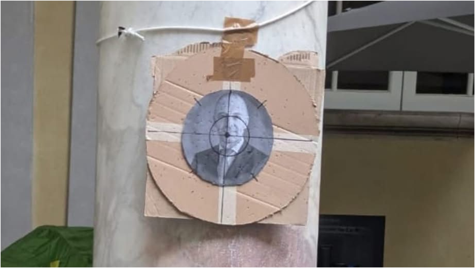 Studenti occupano rettorato a oltranza, minacce al rettore: la solidarietà della politica