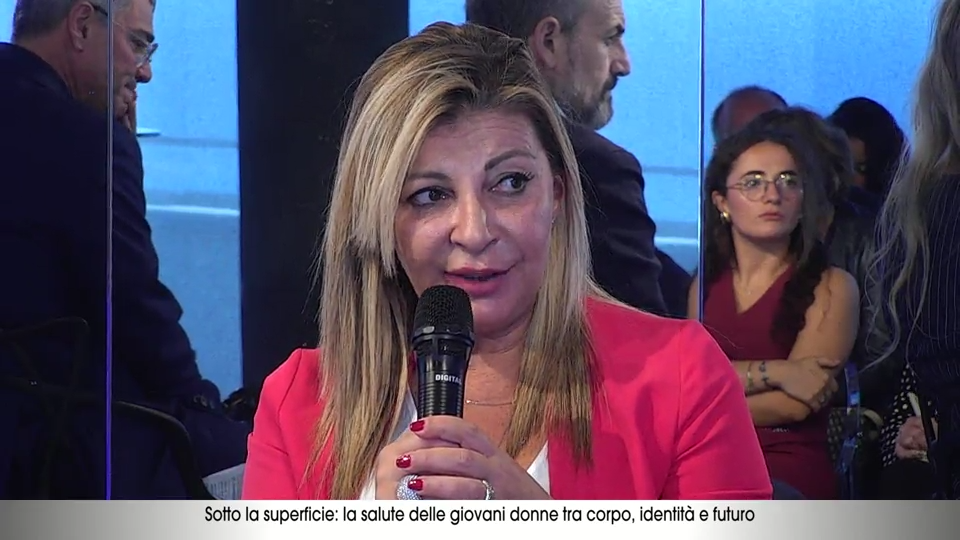 Le sfide delle adolescenti di oggi tra social, scuola e bisogno di ascolto